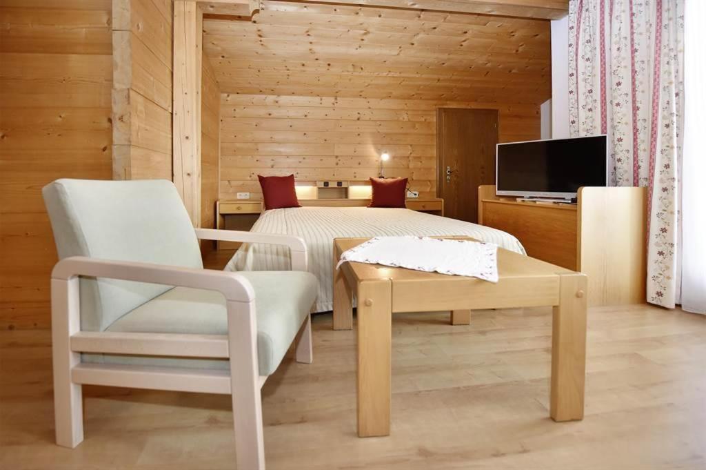 ガシュルン Berghof Gundalatsch Bed & Breakfast エクステリア 写真