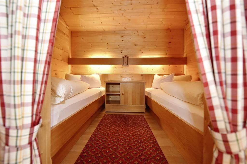 ガシュルン Berghof Gundalatsch Bed & Breakfast エクステリア 写真