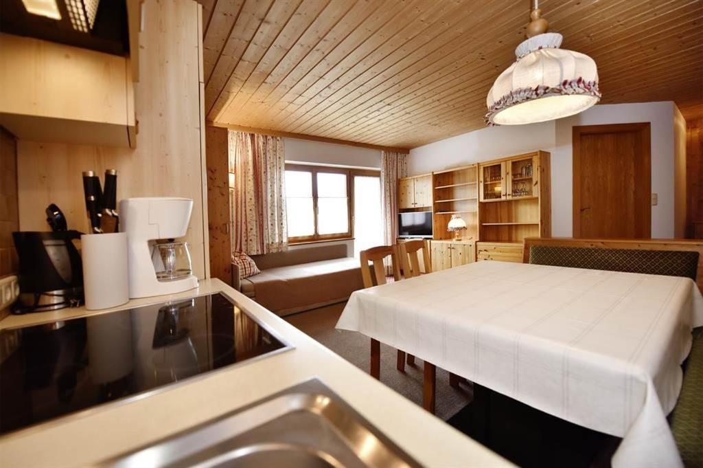 ガシュルン Berghof Gundalatsch Bed & Breakfast エクステリア 写真