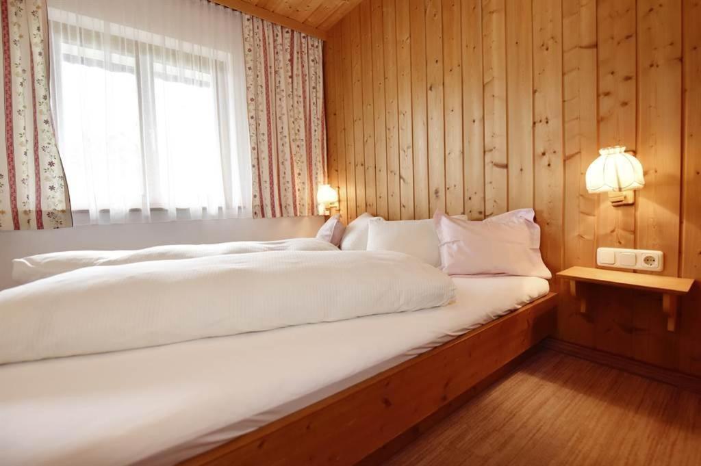 ガシュルン Berghof Gundalatsch Bed & Breakfast エクステリア 写真