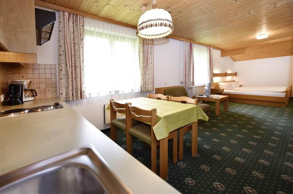 ガシュルン Berghof Gundalatsch Bed & Breakfast エクステリア 写真
