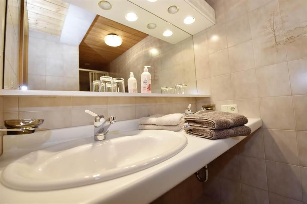 ガシュルン Berghof Gundalatsch Bed & Breakfast エクステリア 写真