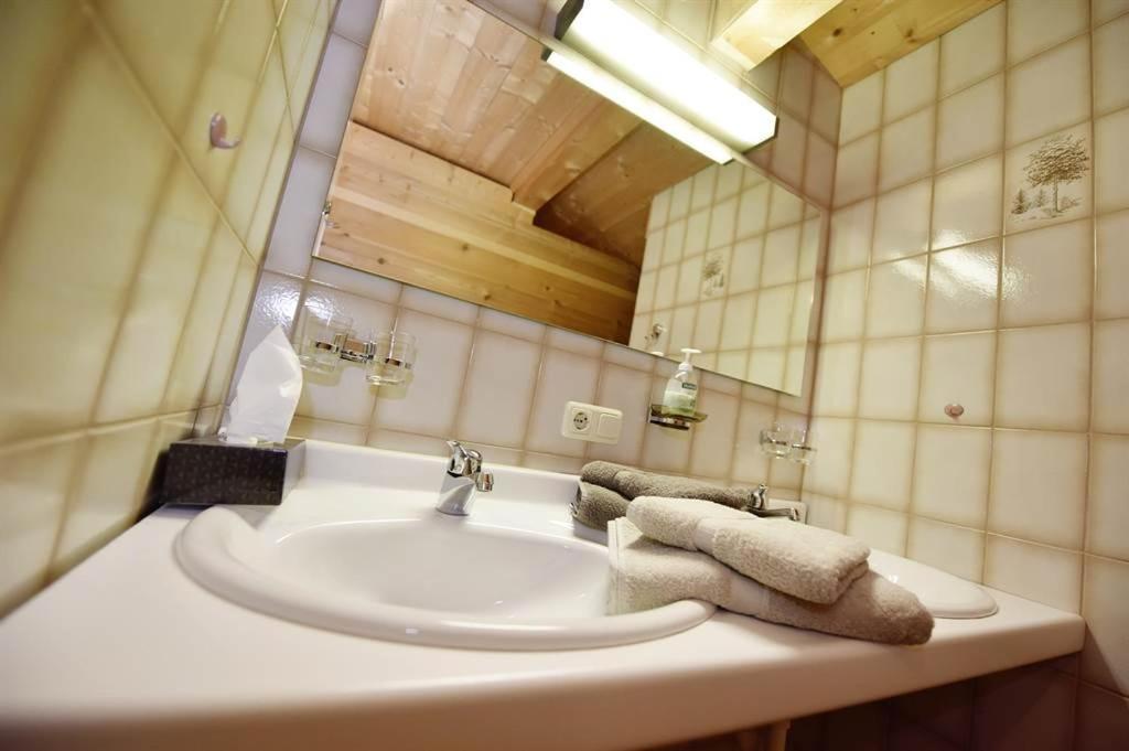 ガシュルン Berghof Gundalatsch Bed & Breakfast エクステリア 写真