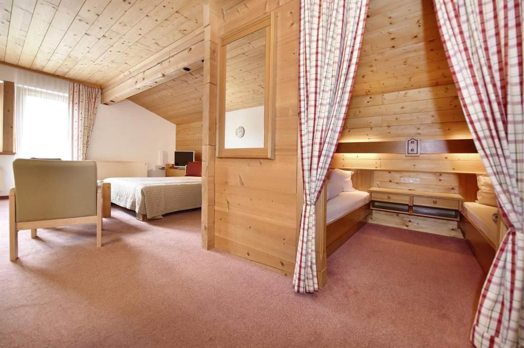 ガシュルン Berghof Gundalatsch Bed & Breakfast エクステリア 写真