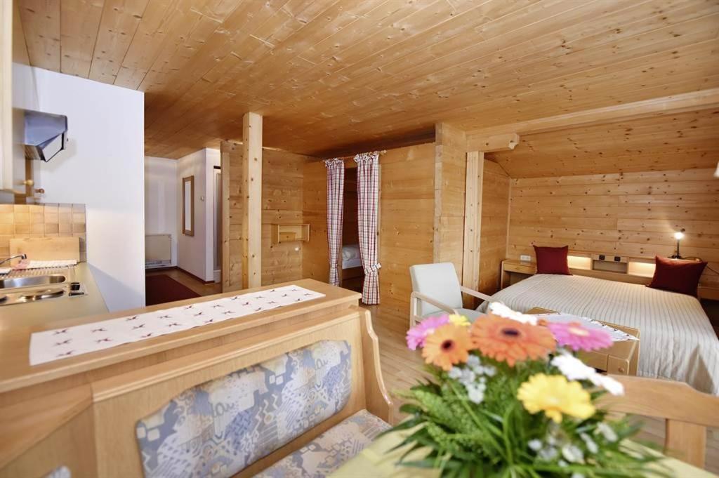 ガシュルン Berghof Gundalatsch Bed & Breakfast エクステリア 写真