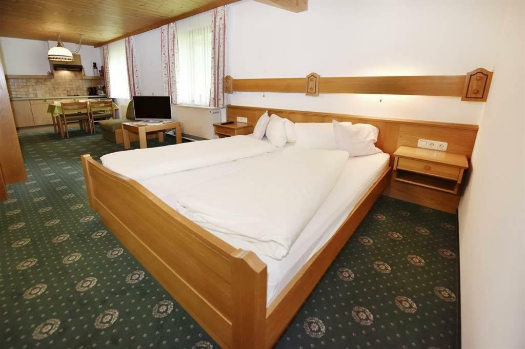 ガシュルン Berghof Gundalatsch Bed & Breakfast エクステリア 写真