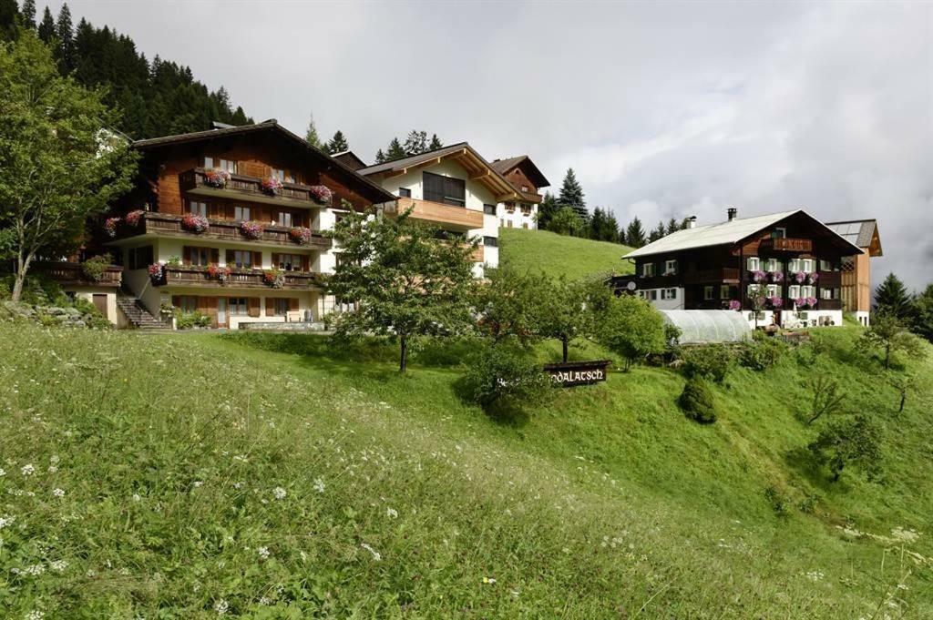 ガシュルン Berghof Gundalatsch Bed & Breakfast エクステリア 写真