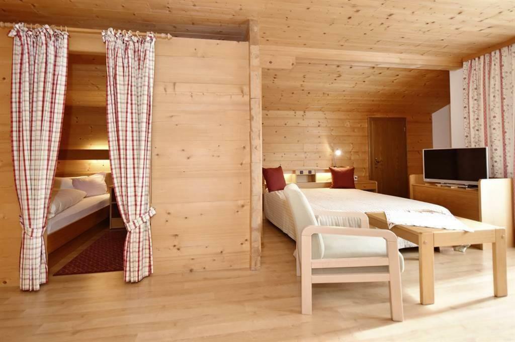 ガシュルン Berghof Gundalatsch Bed & Breakfast エクステリア 写真