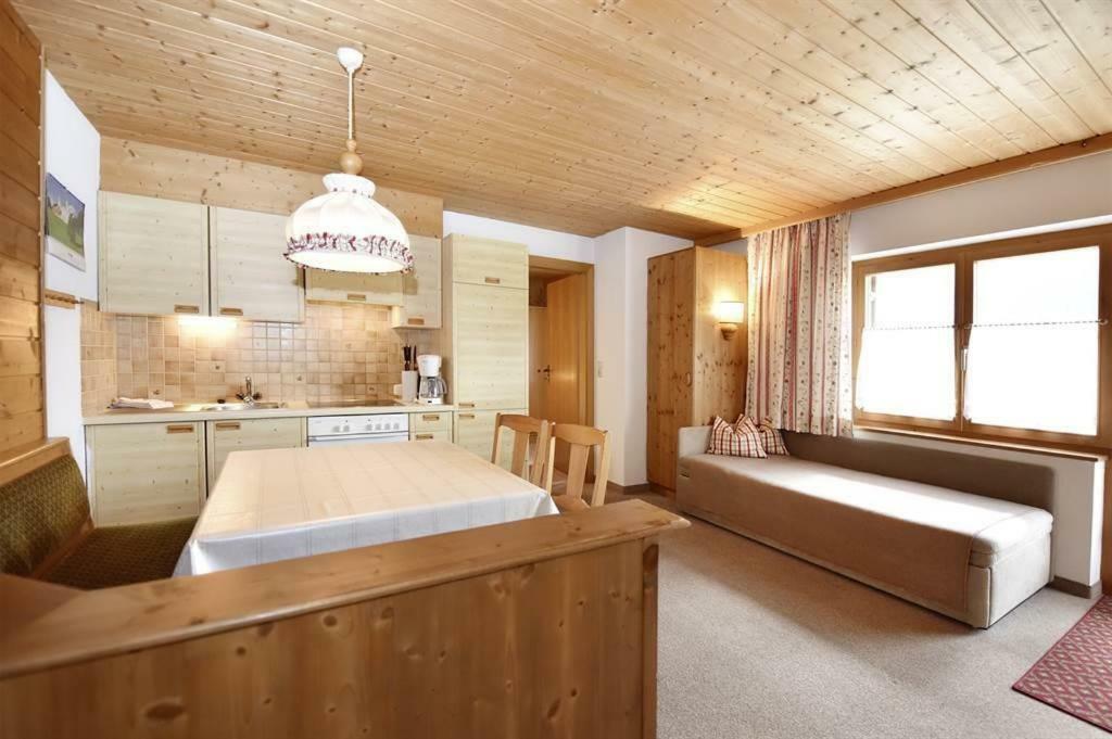 ガシュルン Berghof Gundalatsch Bed & Breakfast エクステリア 写真