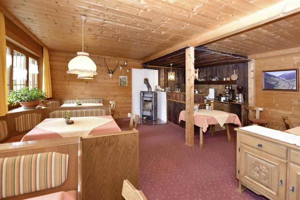 ガシュルン Berghof Gundalatsch Bed & Breakfast エクステリア 写真
